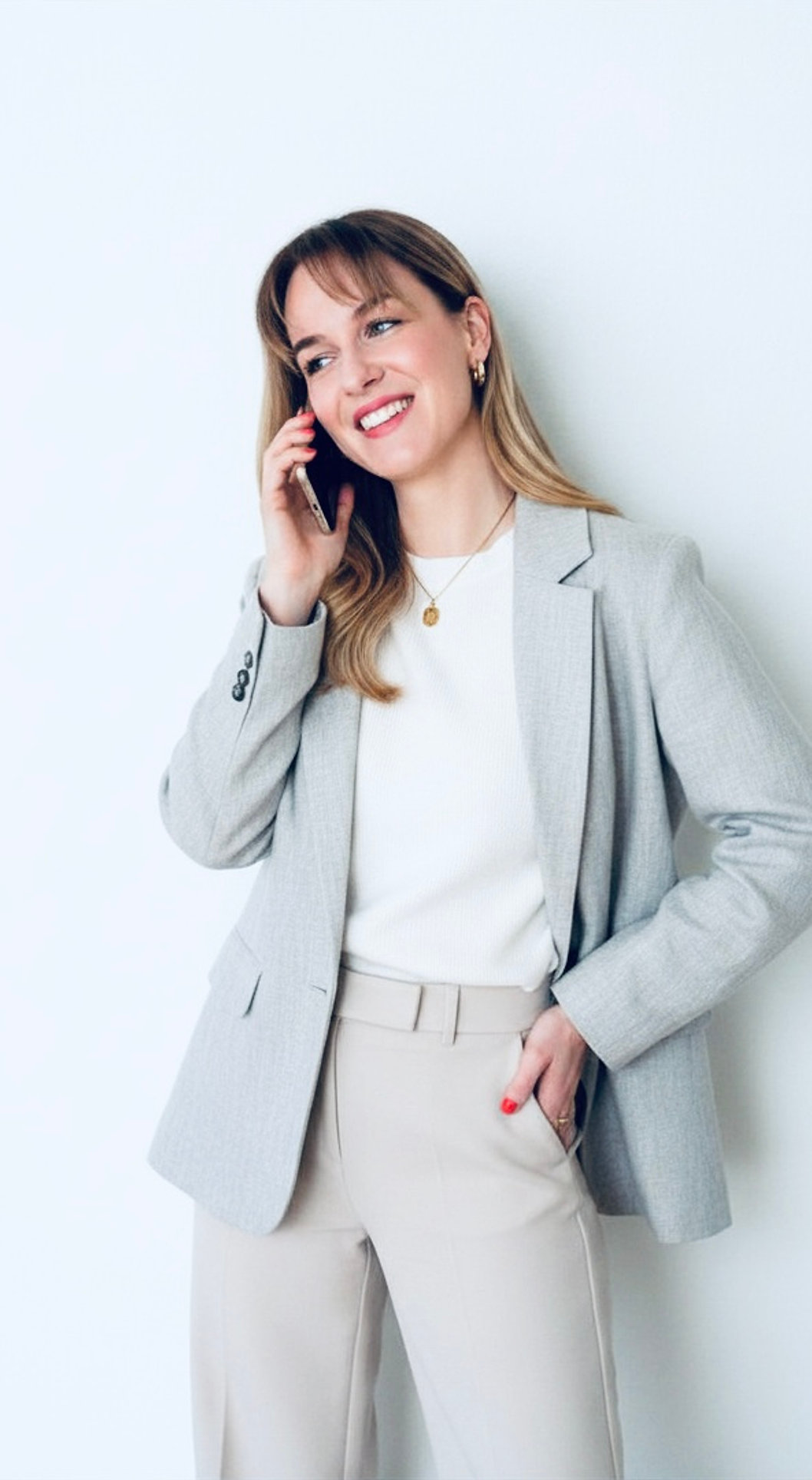 Carina Pogoreutz beim Telefonieren