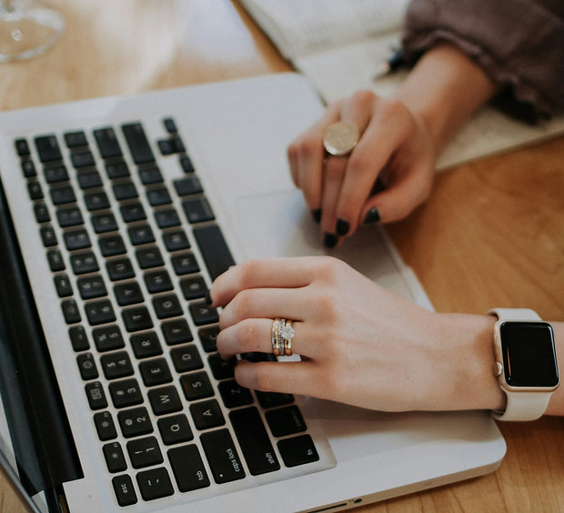 Hände an einem Laptop – KI Learning Readiness Check